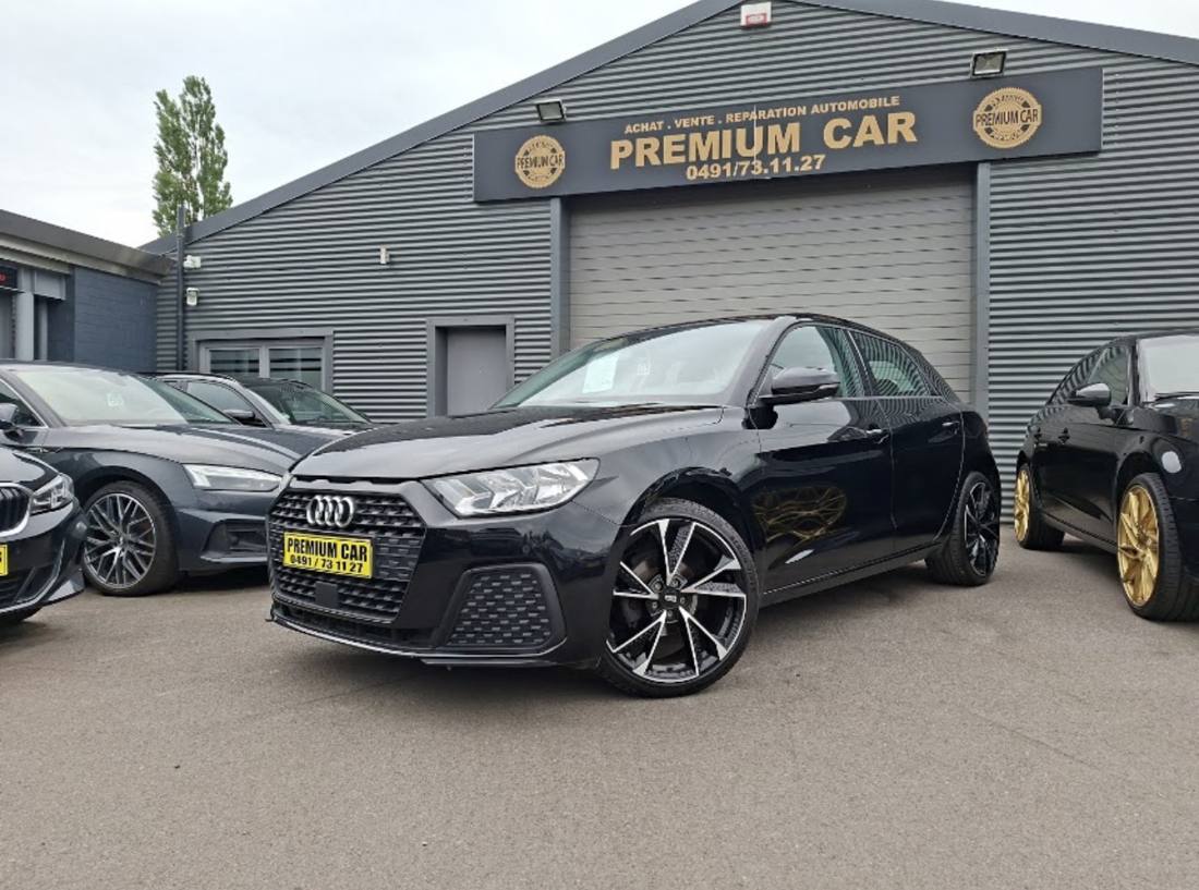 Audi A1 noire devant le bâtiment Premium Car à Polleur