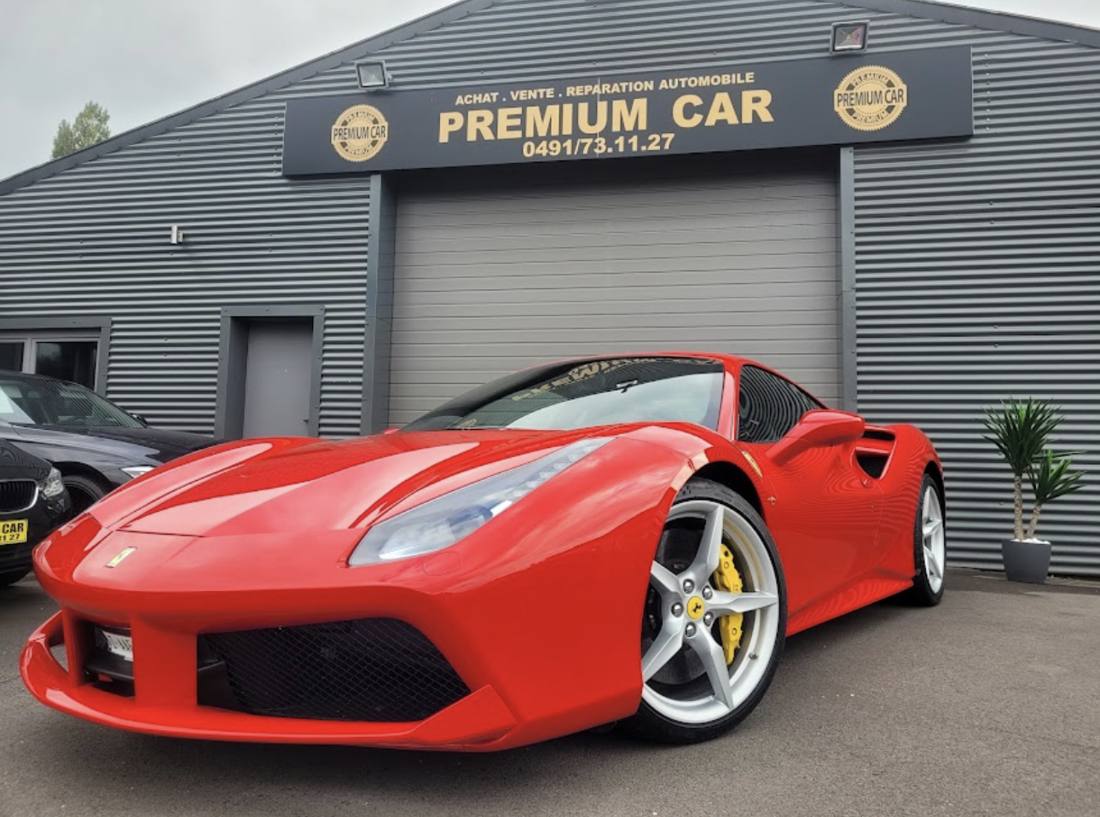 Ferrari 488 GTB rouge devant le garage