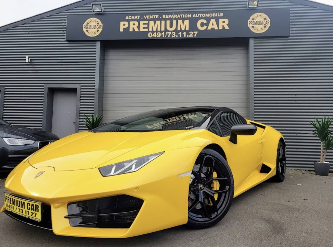 Lamborghini Huracán Spyder jaune devant le garage