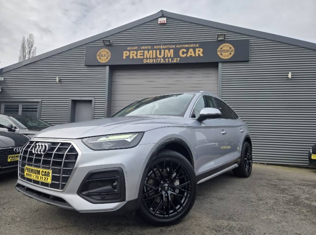 Audi Q5 Sportback grise devant le garage